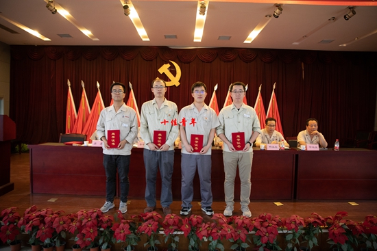 1562117359529052.jpg 十佳青年_副本.jpg